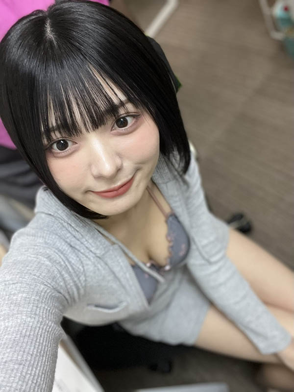 让人感到兴奋的美腿黑丝OL，在办公室里超激烈服务...