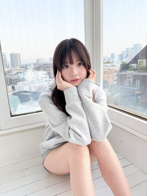 乖巧的青梅竹马「扭捏地露内裤挑逗我」，视线紧盯...她马上欲火焚身！