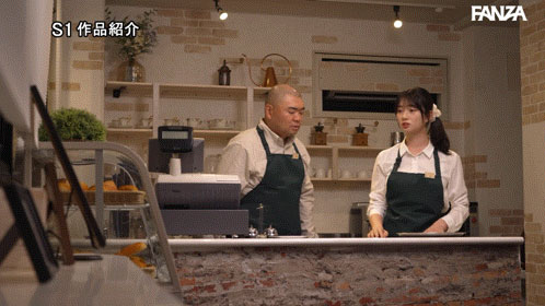 在相部屋和「最强J奶后辈」狂激战，「巨乳贴玻璃」超辣画面太诱人！