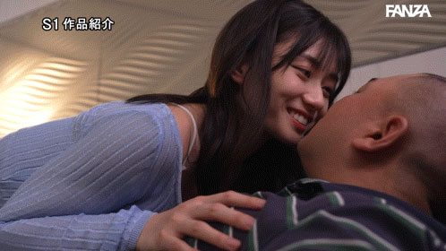 在相部屋和「最强J奶后辈」狂激战，「巨乳贴玻璃」超辣画面太诱人！