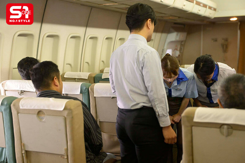 要给头等舱VIP特殊服务的「超美乳空姐」，被用遥控器狂爽翻！