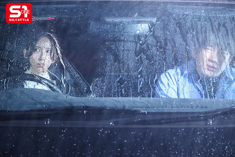 「工地辣妹主管」被雨淋到湿透！跟小鲜肉避雨时顺便激战