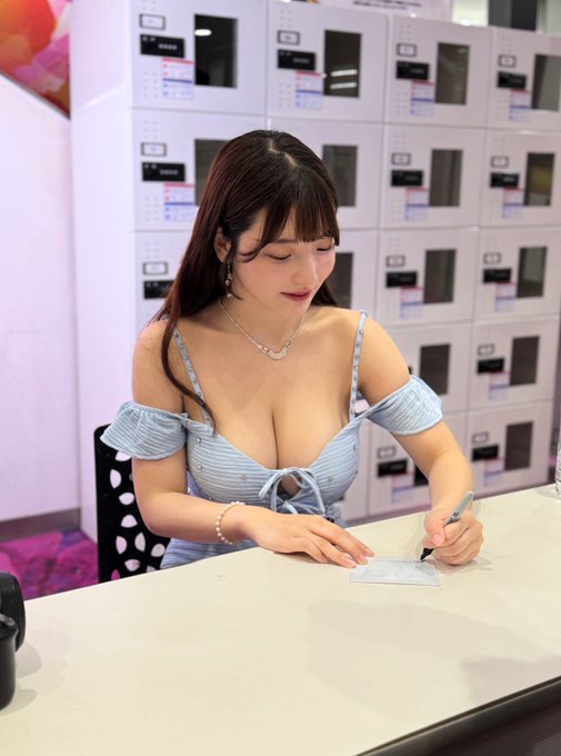 姐姐实在太骚了！H罩杯雪嫩爆乳美少女「彩月七绪」本月新作被弟弟朋友中出！